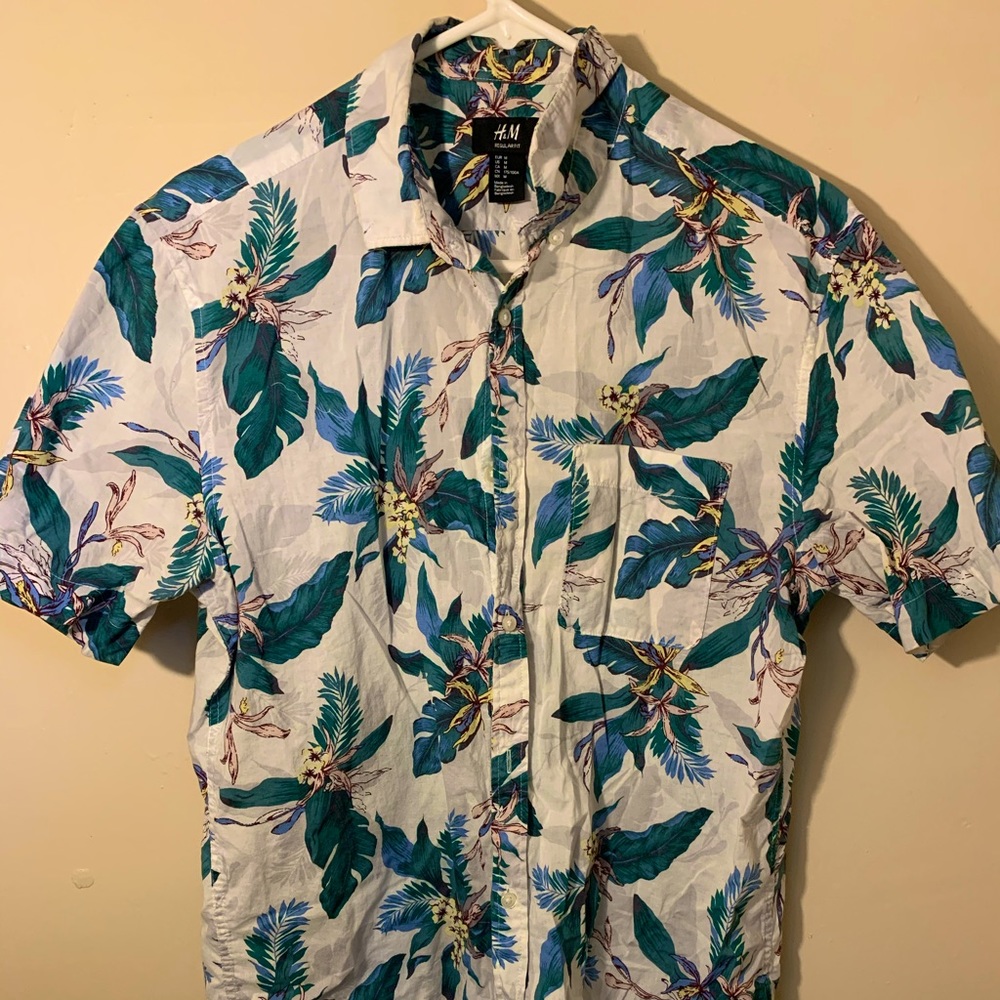 Men’s short-sleeve button up
